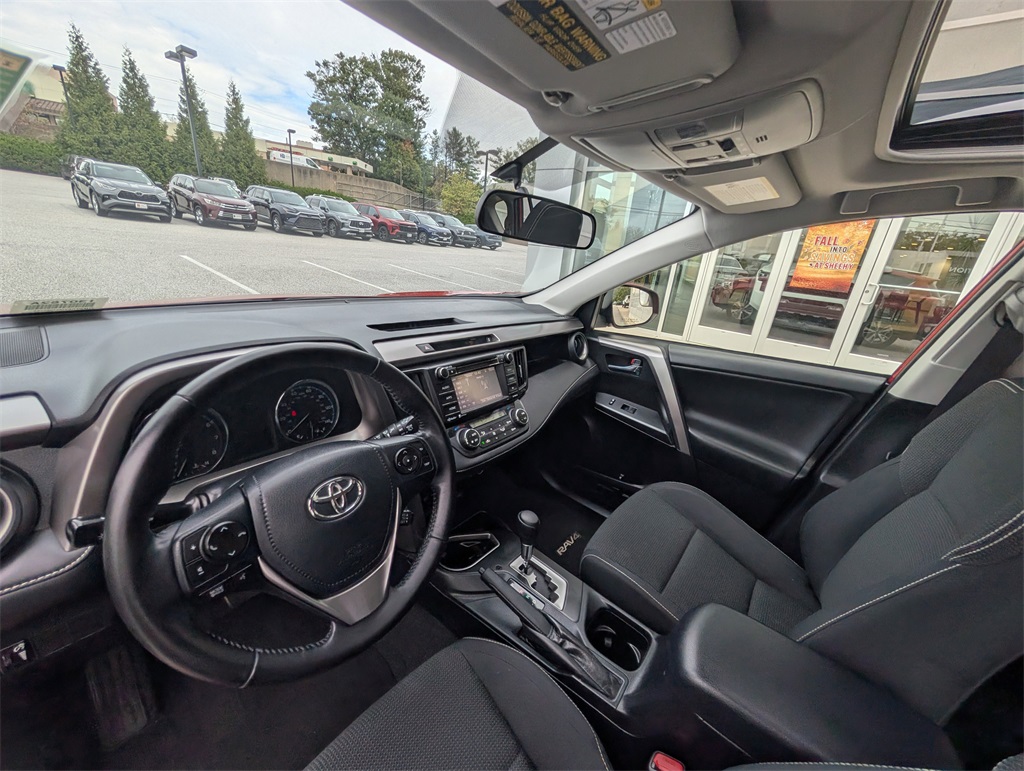 2016 Toyota RAV4 XLE photo 6