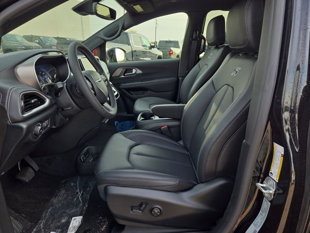 2026 Chrysler Pacifica photo 4