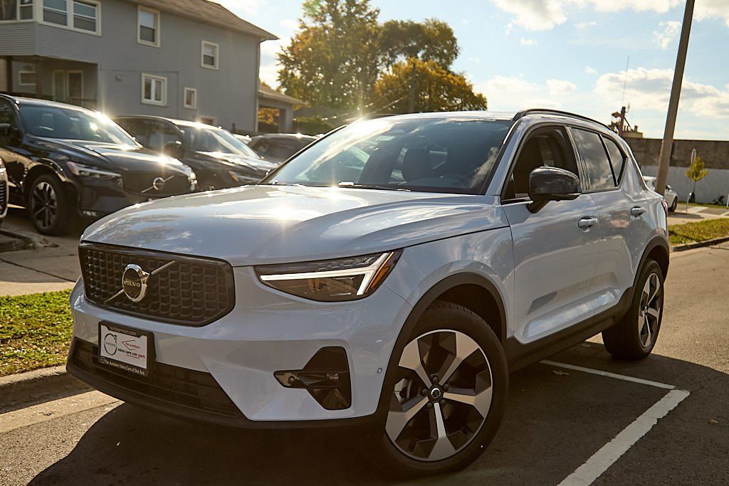 2026 VOLVO XC40 - Image 28