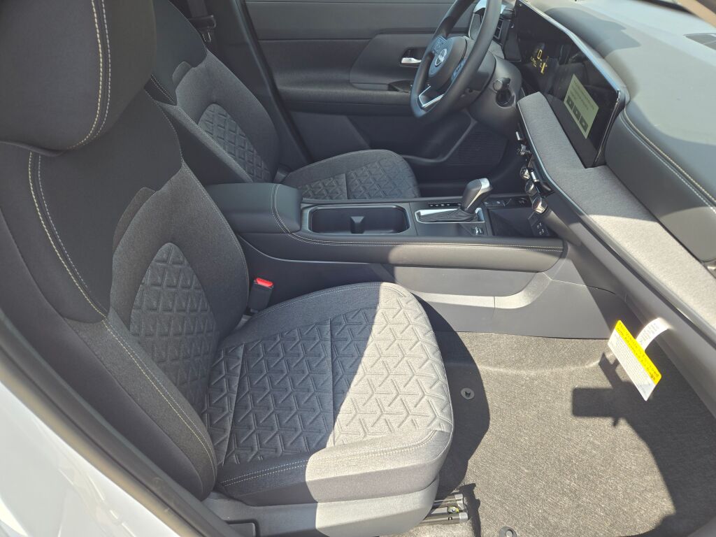2025 Nissan Kicks SV photo 4
