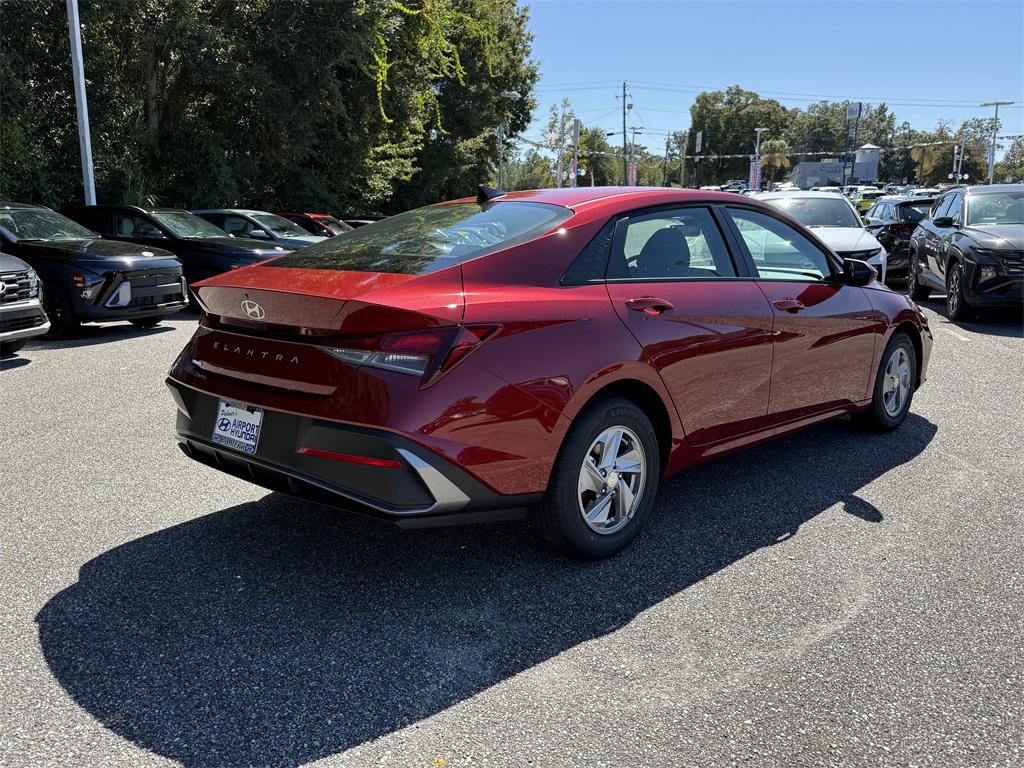 2025 Hyundai Elantra SE photo 2