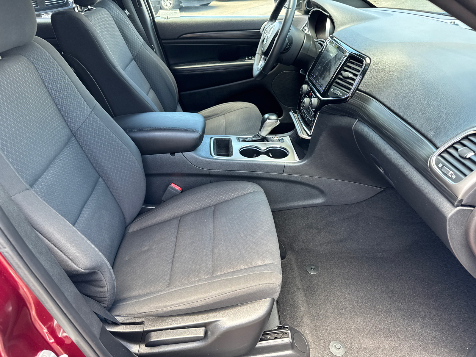 2019 Jeep Grand Cherokee Laredo E photo 3