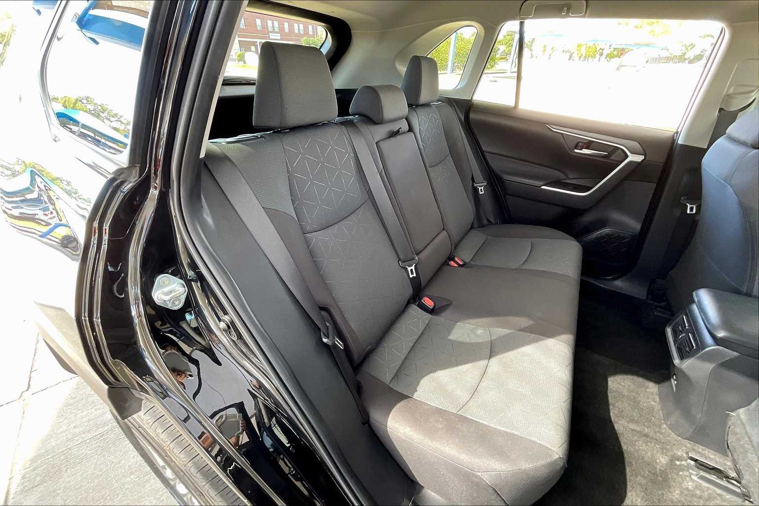 2024 Toyota RAV4 XLE photo 19