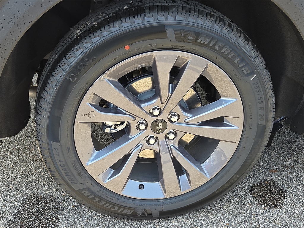 2025 Ford Explorer photo 4
