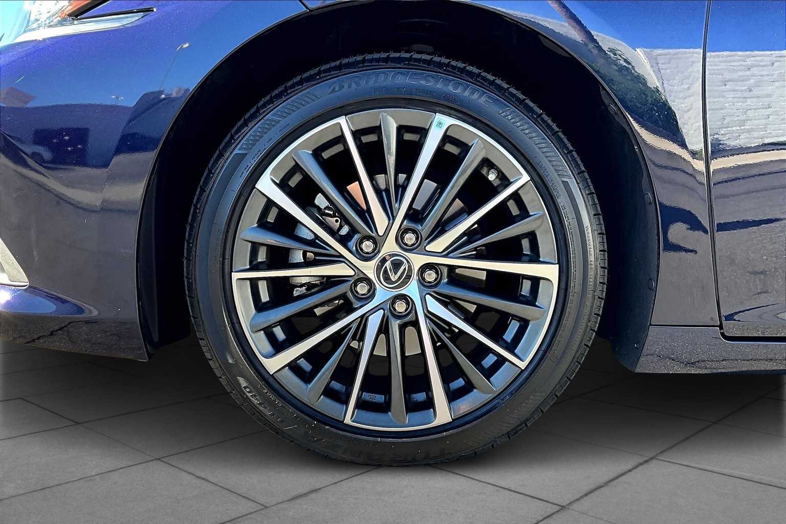 2023 Lexus ES 300h photo 9