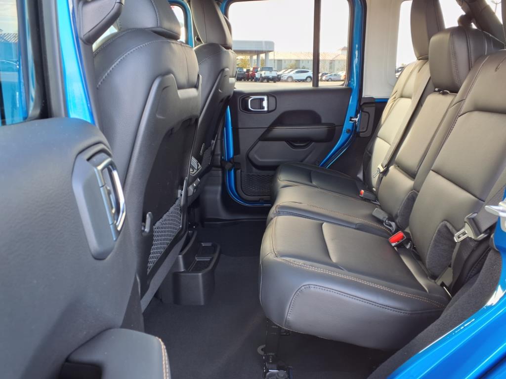 2025 Jeep Wrangler Sahara photo 4