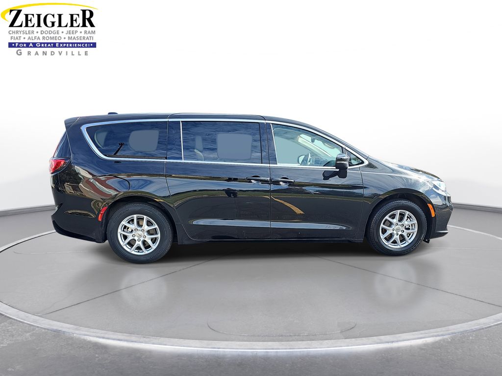 2023 Chrysler Pacifica Touring L photo 4