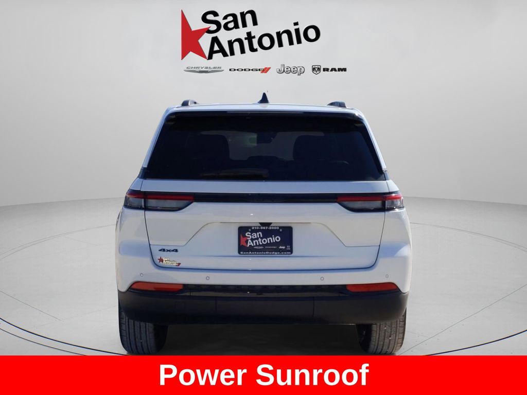 2025 Jeep Grand Cherokee Laredo photo 3