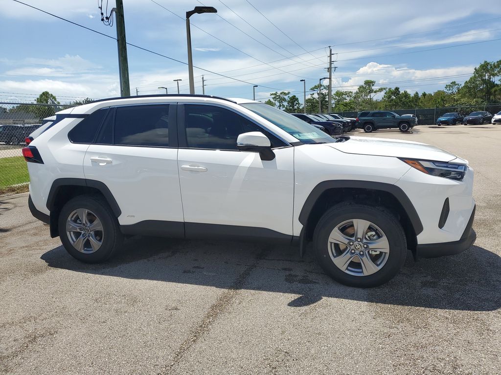2025 Toyota RAV4 Hybrid XLE photo 4