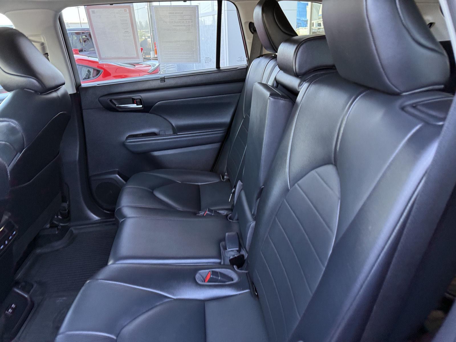 2021 Toyota Highlander XLE photo 12