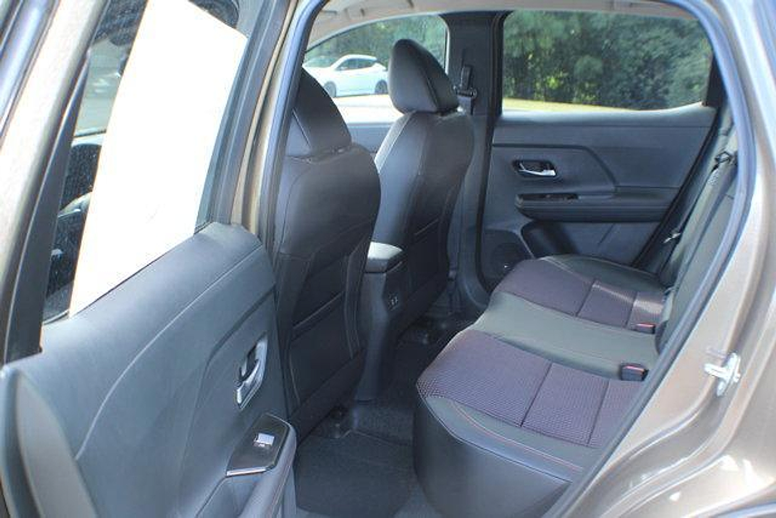 2025 Nissan Kicks SR photo 7