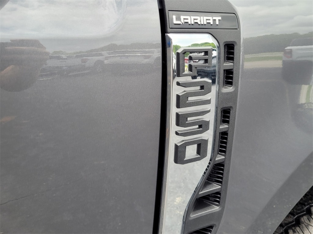 2025 Ford F-250 Lariat photo 14
