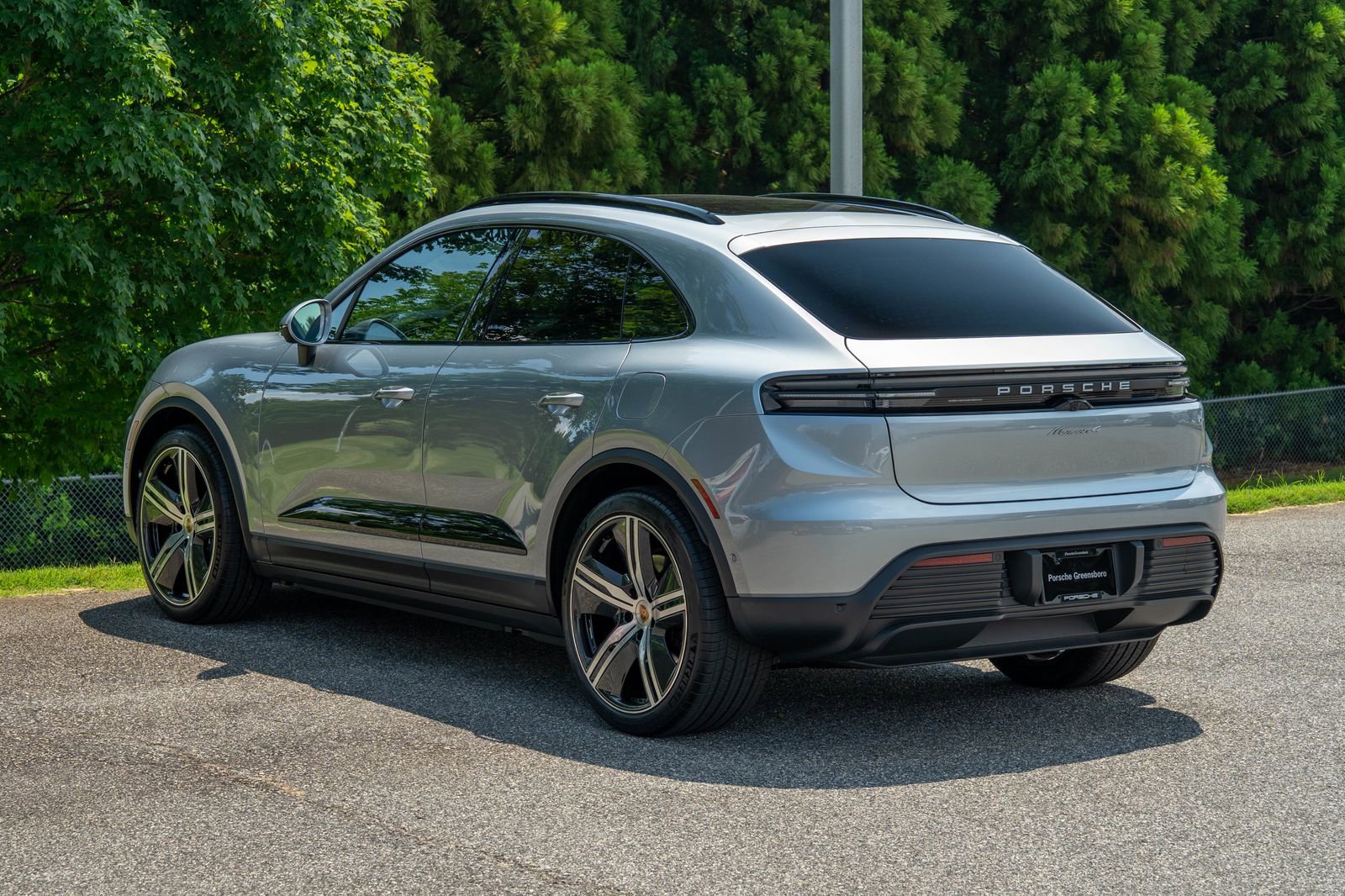 2025 Porsche Macan Electric 4 photo 3
