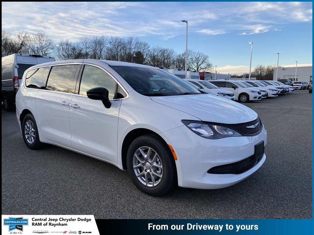 2026 Chrysler Voyager LX's photo