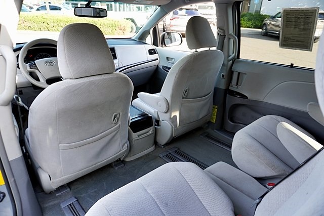 Used 2014 Silver Toyota LE image 16