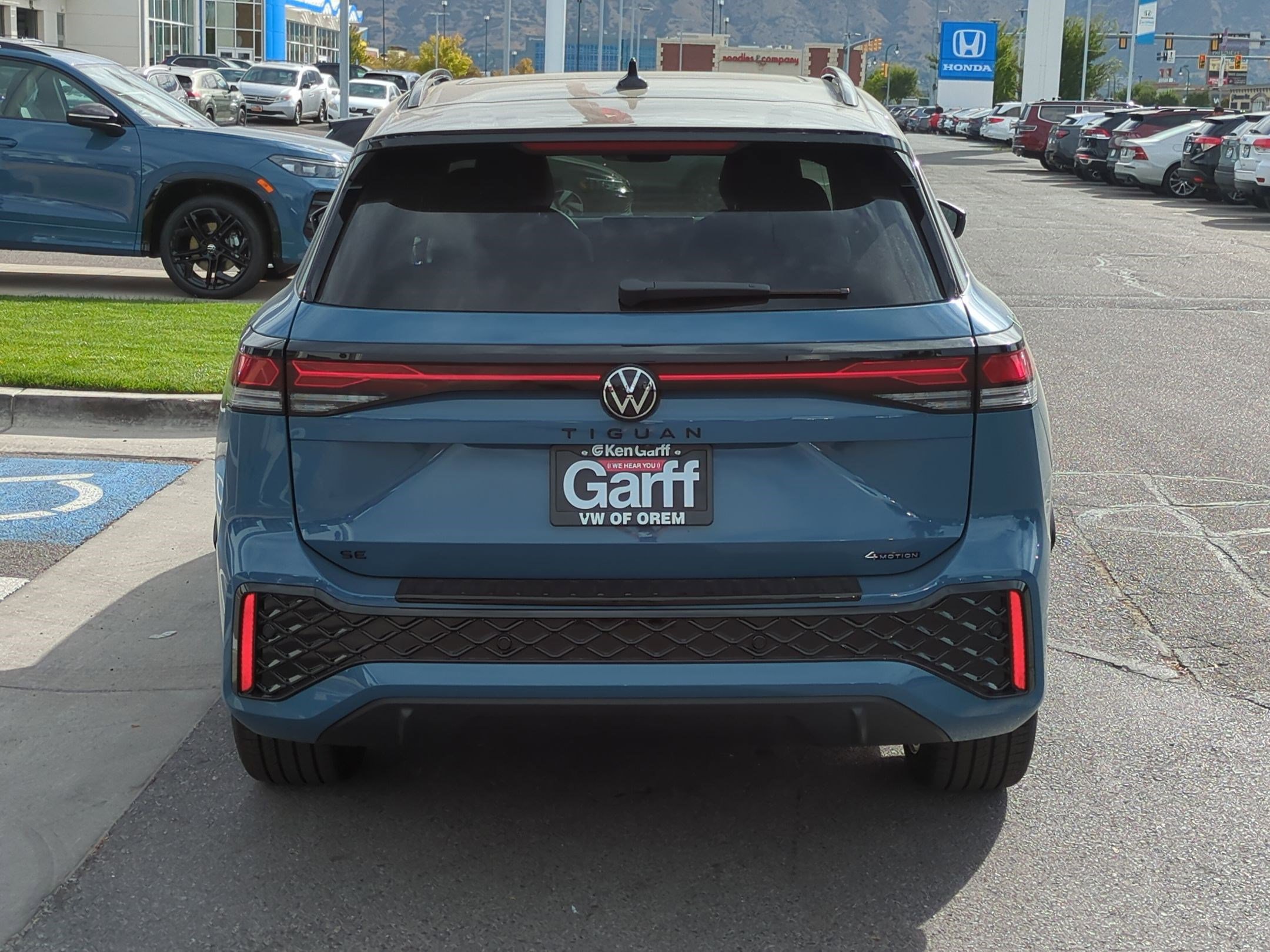 2025 Volkswagen Tiguan SE R-Line Black photo 4