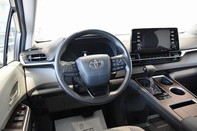 2024 Toyota Sienna LE photo 14