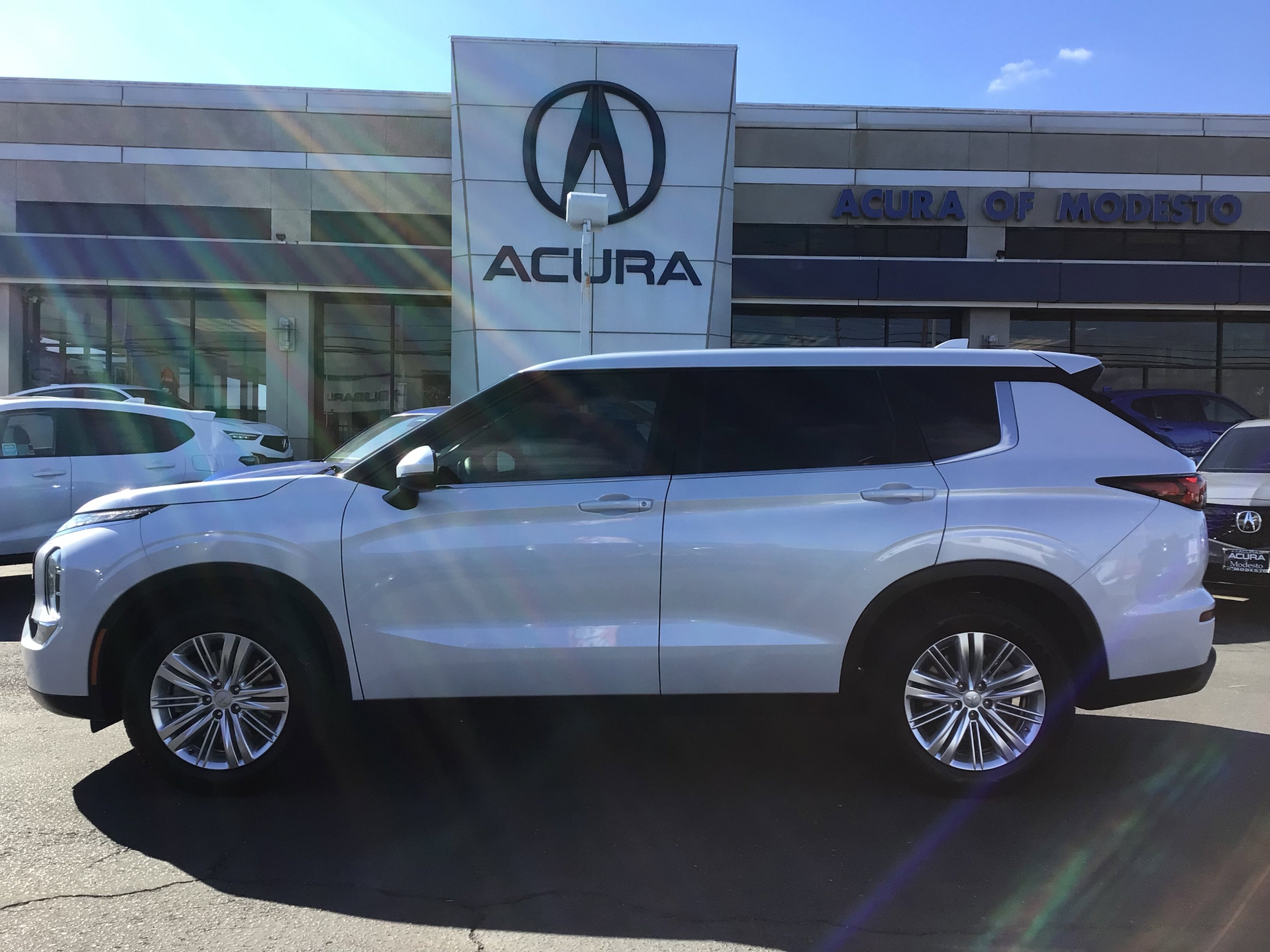 2022 Mitsubishi Outlander ES's photo