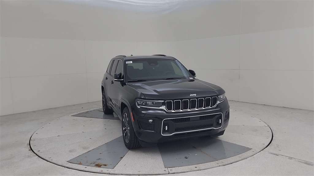 2025 Jeep Grand Cherokee Overland photo 4