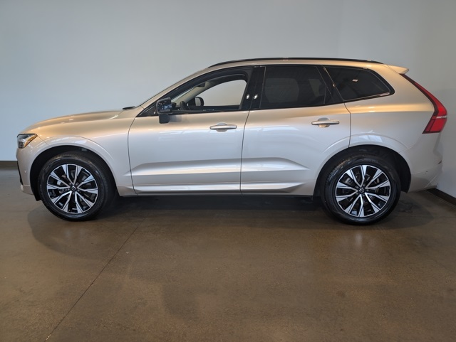 2025 Volvo XC60 B5 Plus photo 3