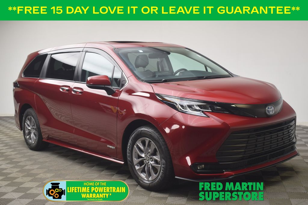 2021 Toyota Sienna XLE's photo