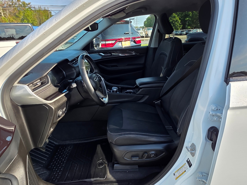 2022 Jeep Grand Cherokee Laredo photo 28