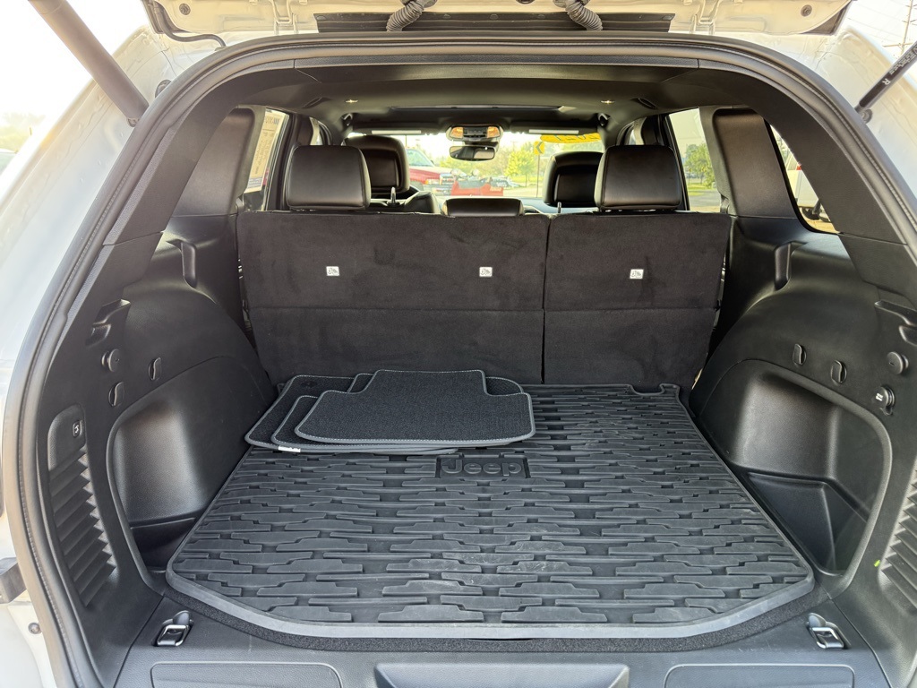2021 Jeep Grand Cherokee Anniversary Edition photo 30