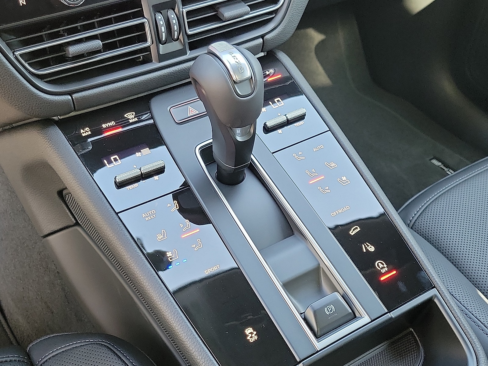 2025 Porsche Macan T photo 18