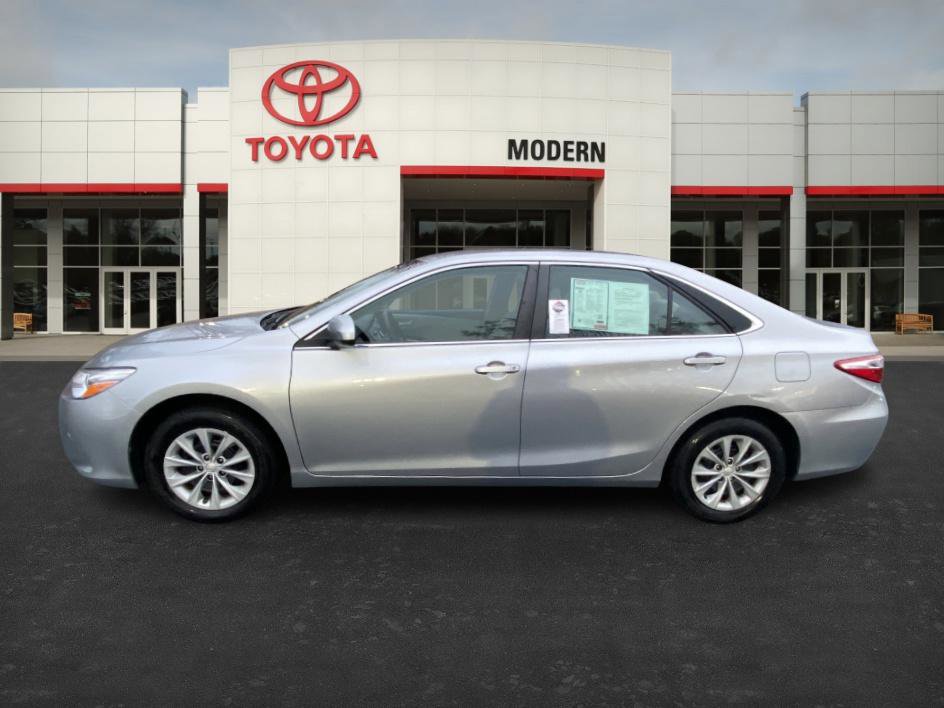 2017 Toyota Camry LE photo 2