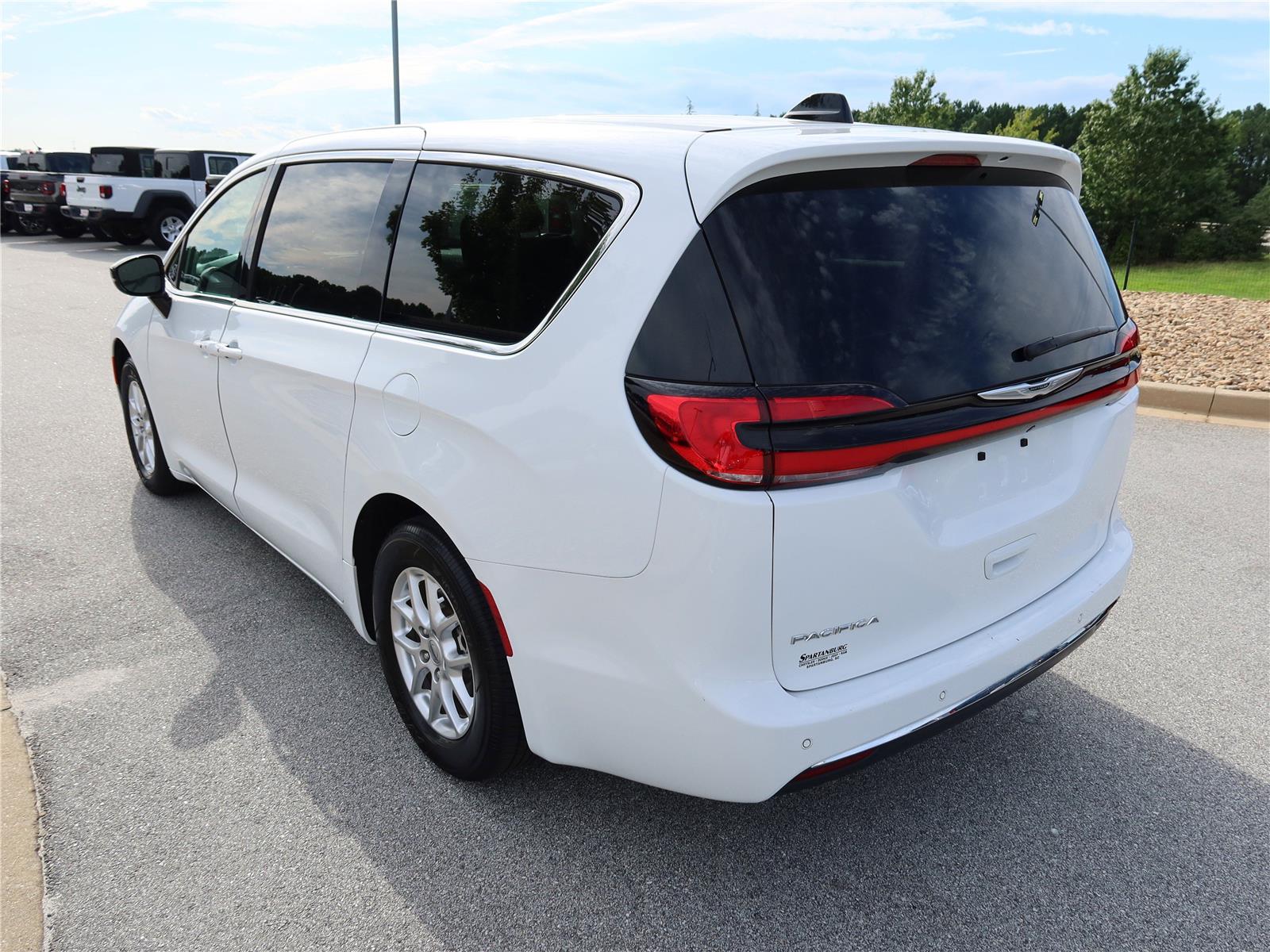 2024 Chrysler Pacifica Touring L photo 3