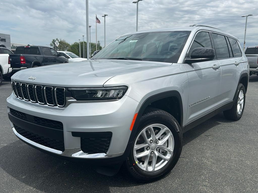 2025 Jeep Grand Cherokee Laredo X photo 2