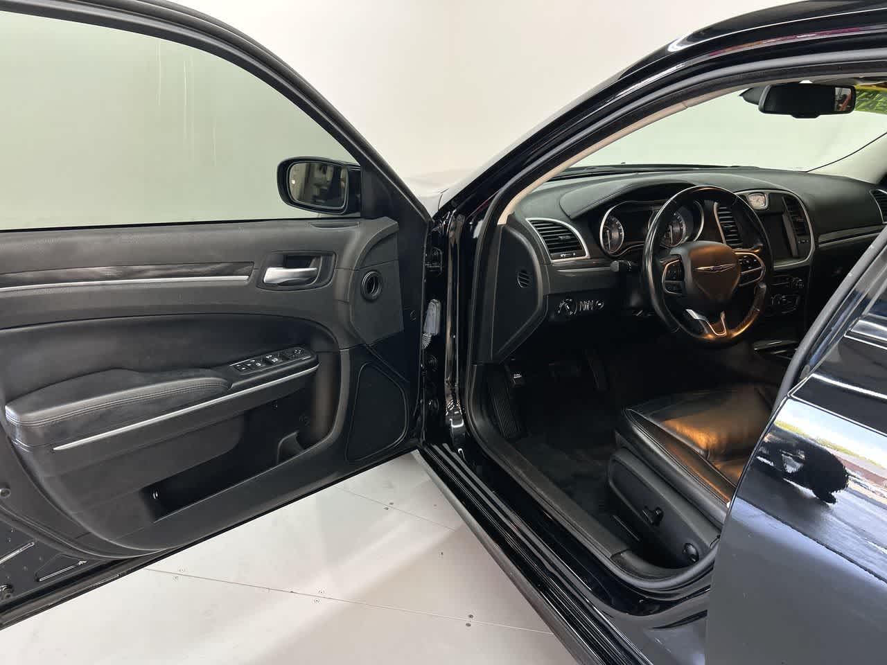 2022 Chrysler 300 Touring L photo 11