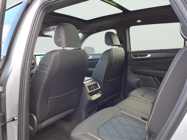 2026 Volkswagen Atlas Cross Sport SEL Premium R-Line photo 9