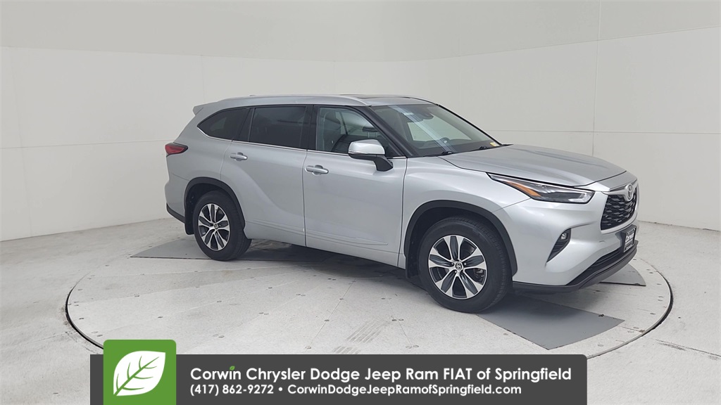 2022 Toyota Highlander XLE photo 2
