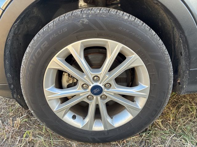 2019 Ford Escape SEL photo 3