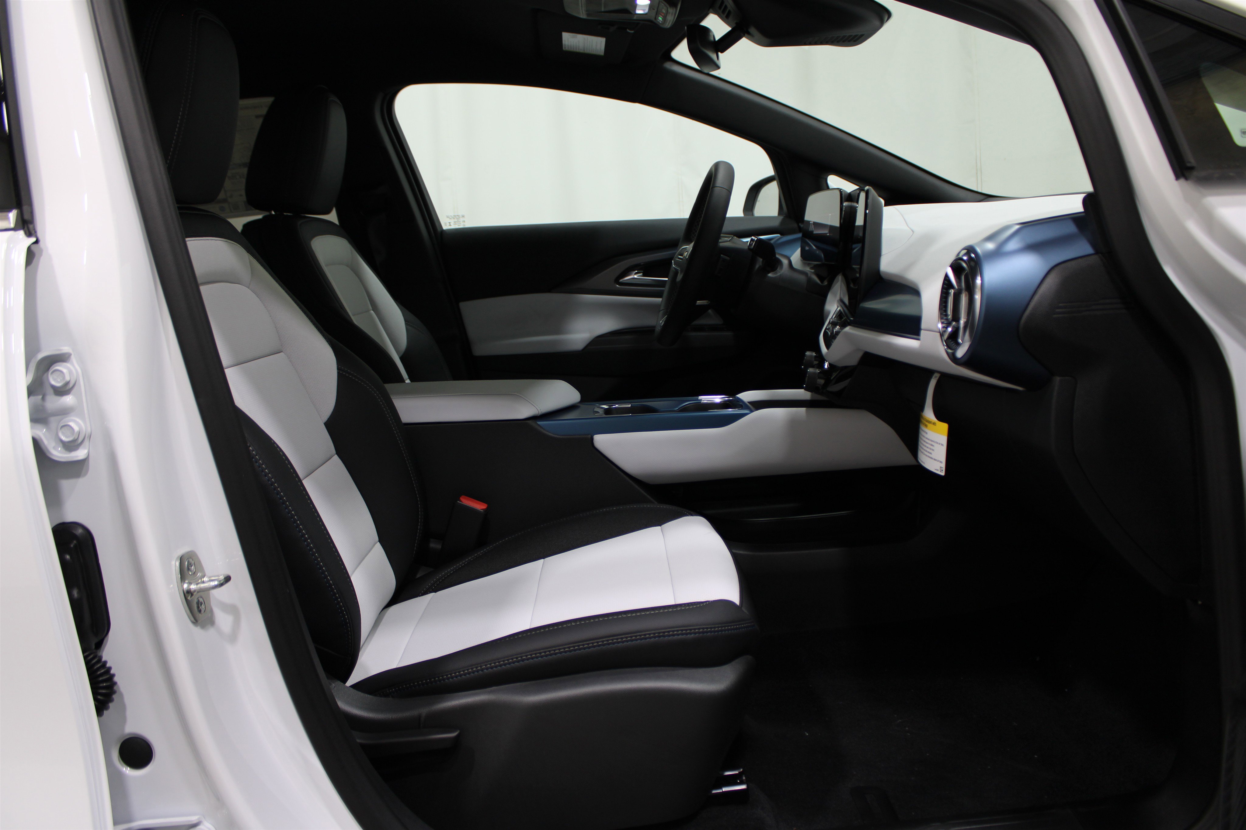 2026 Chevrolet Equinox EV LT photo 30