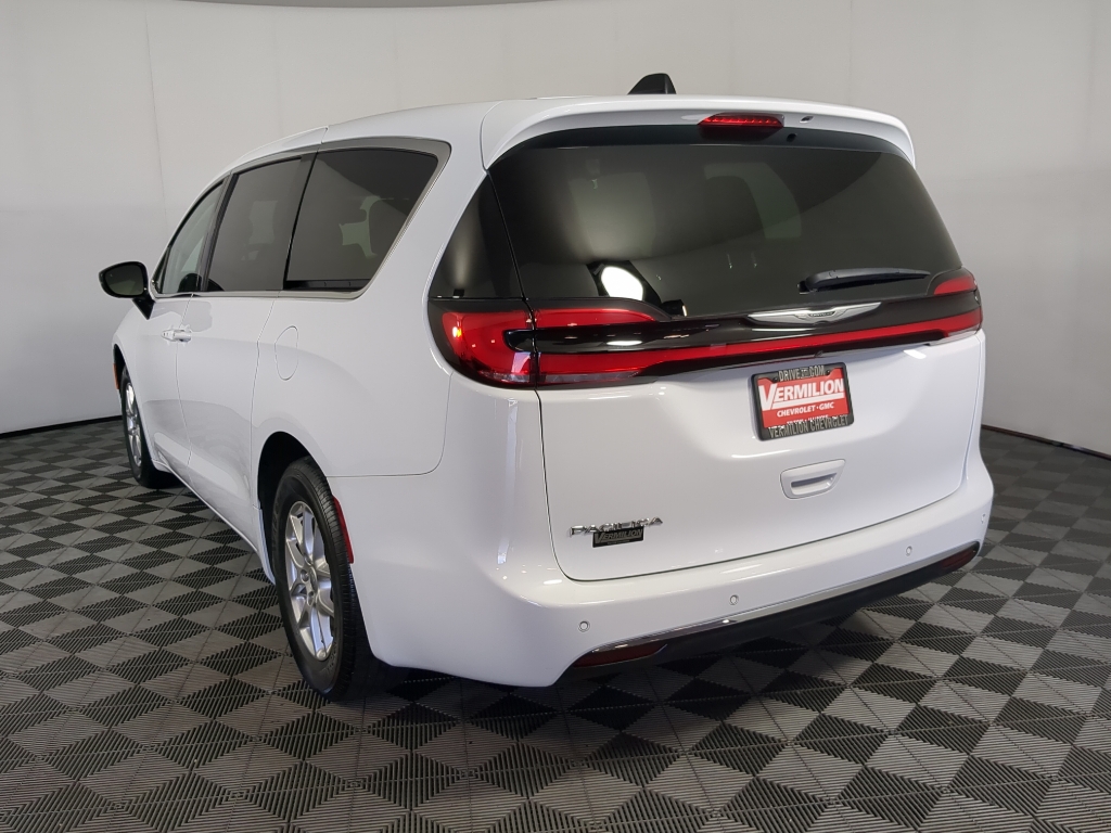 2024 Chrysler Pacifica Touring L photo 5