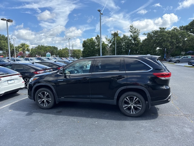 2019 Toyota Highlander Hybrid LE photo 3
