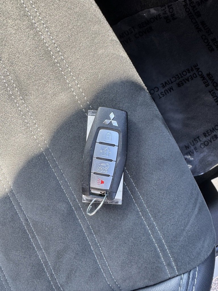 2024 Mitsubishi Outlander SE photo 2