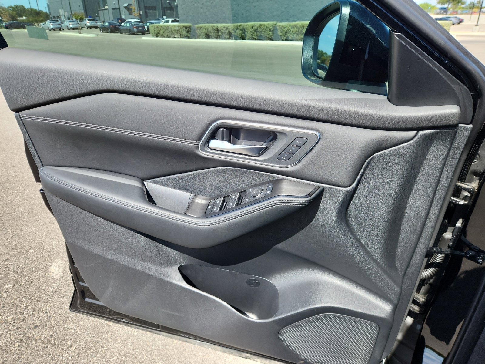 2025 Nissan Rogue Platinum photo 28