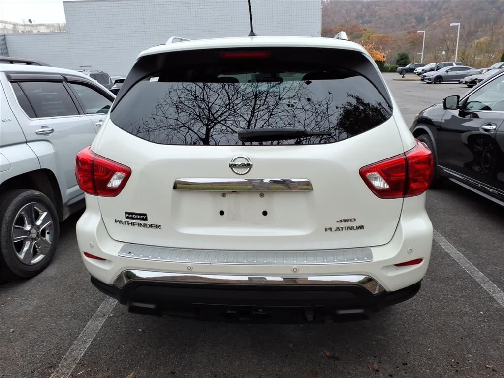 2017 Nissan Pathfinder Platinum photo 3
