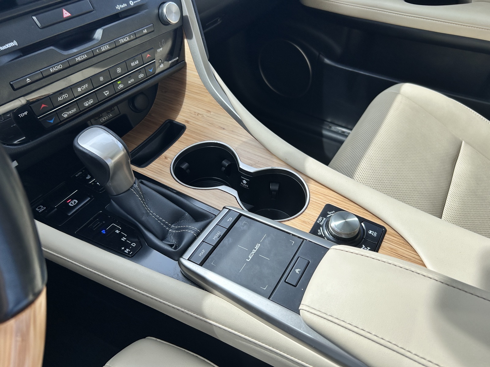 2022 Lexus RX 350L photo 36