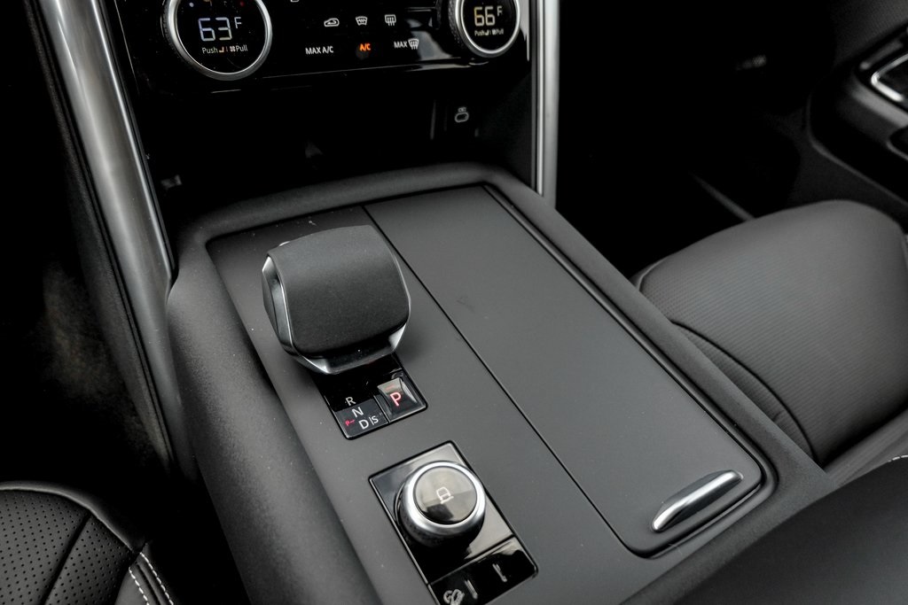 2025 Land Rover Discovery Metropolitan Edition photo 14