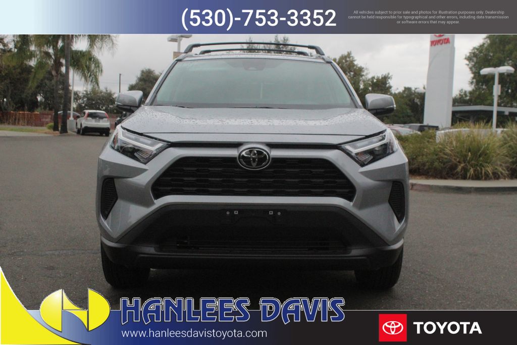 2025 Toyota RAV4 XLE photo 4