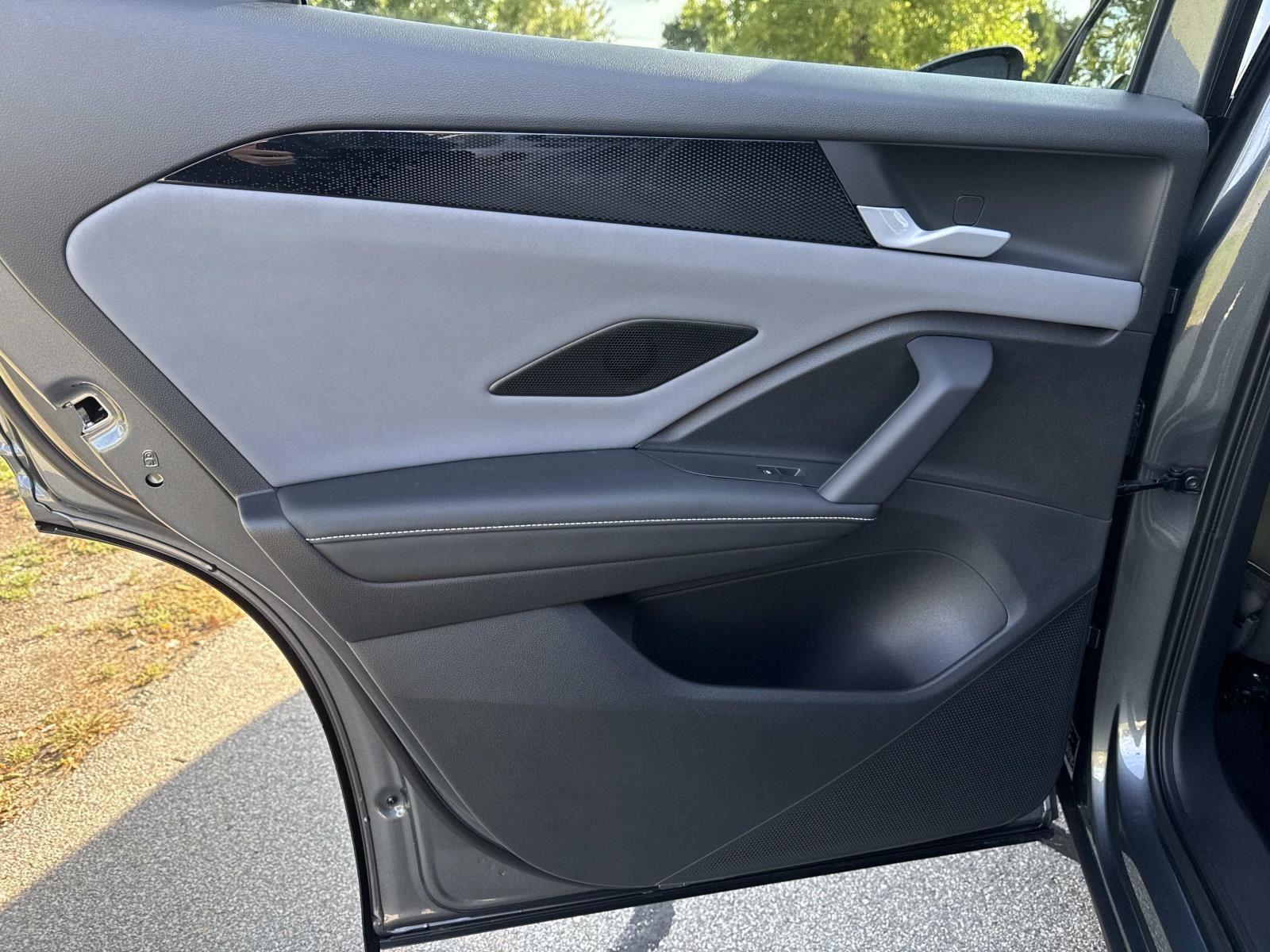 2025 Volkswagen Tiguan SE R-Line Black photo 4