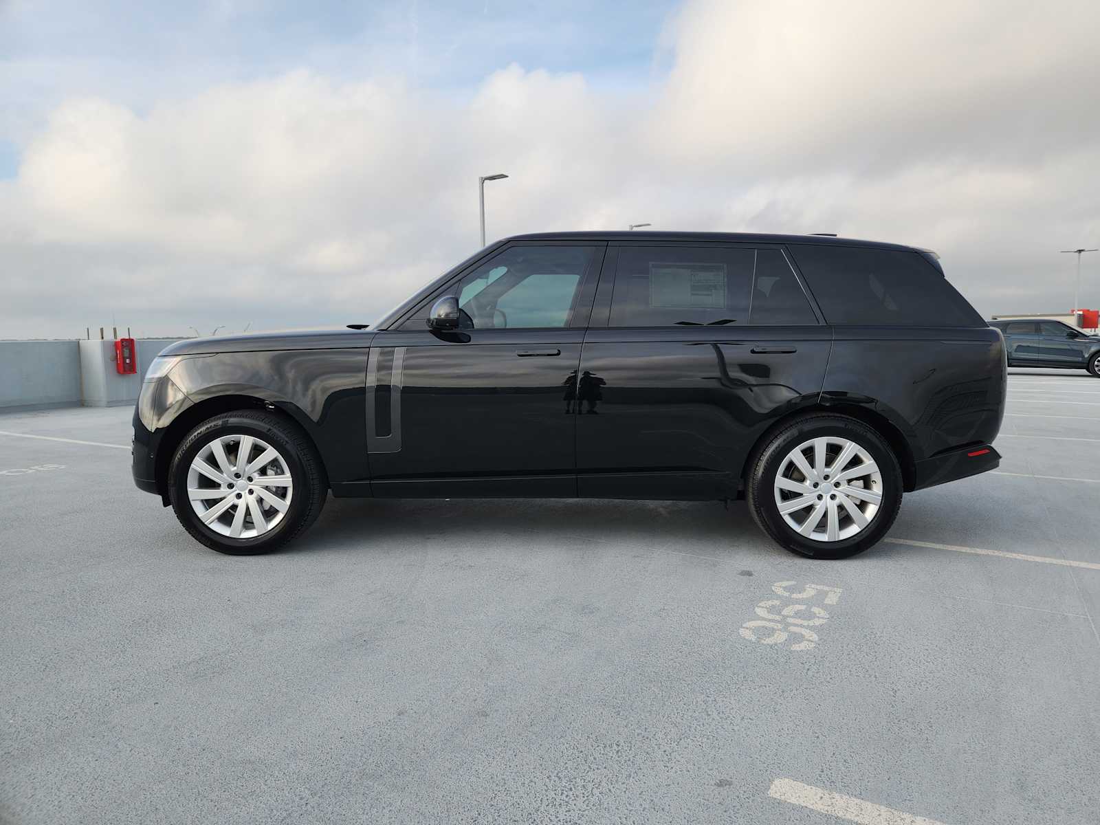 2025 Land Rover Range Rover SE photo 3