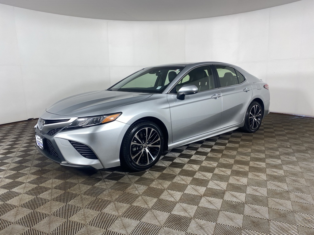 2018 Toyota Camry SE photo 3