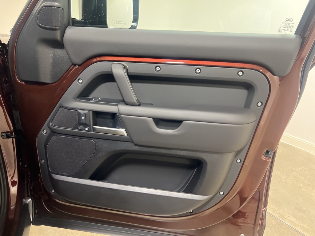 2025 Land Rover Defender 130 X-Dynamic SE photo 22