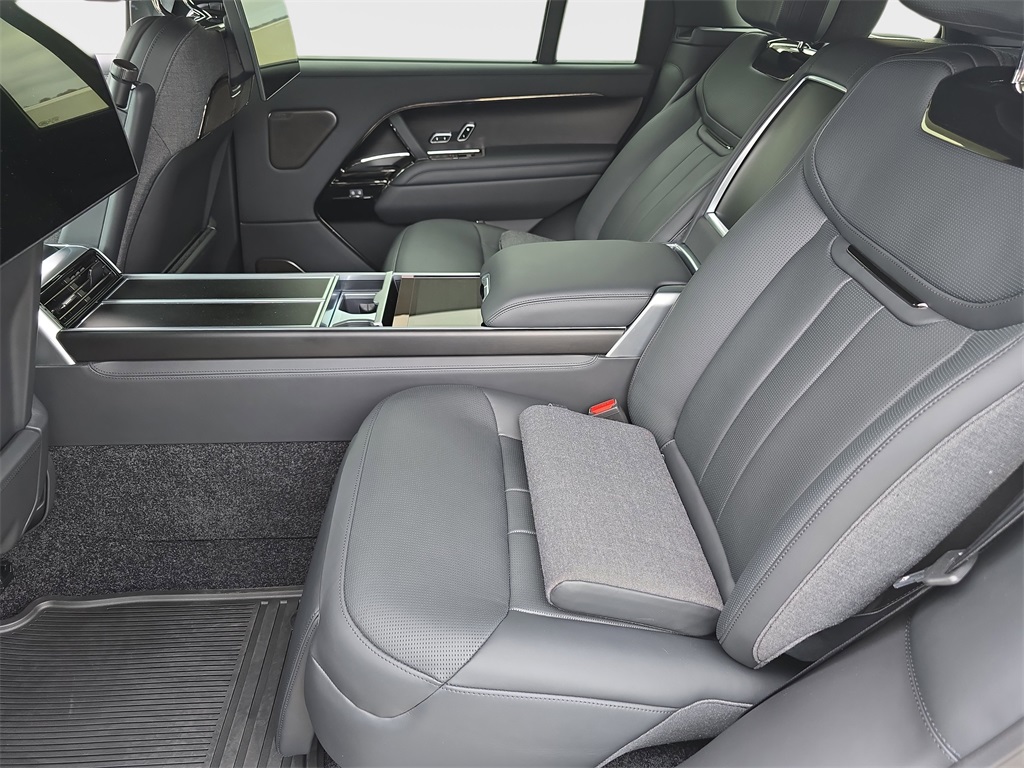 2025 Land Rover Range Rover SV photo 12