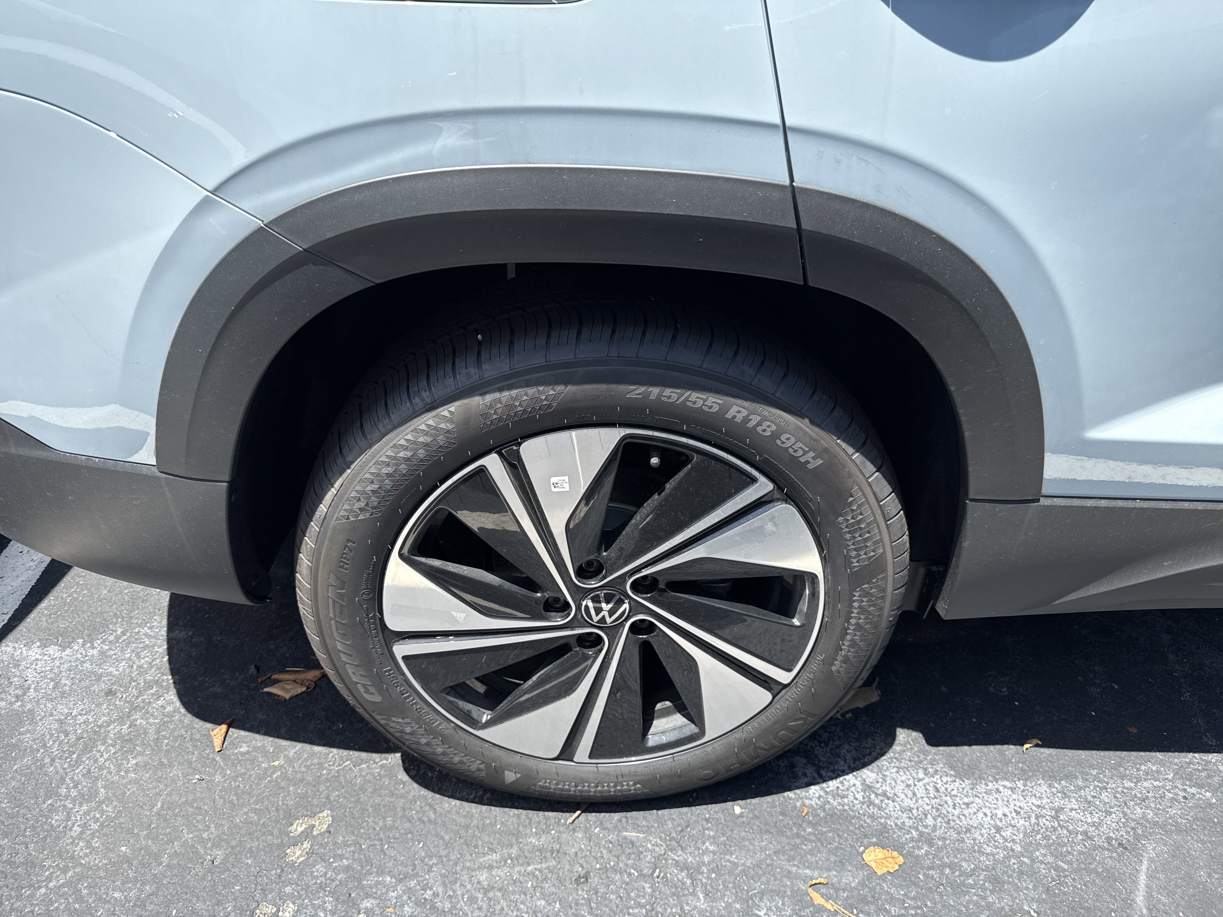 2025 Volkswagen Taos SE photo 3